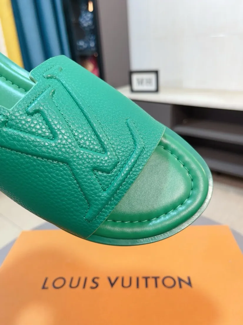 Men's shoes 💰300🌸🌸LV Ordinary men's spring and summer slippers, uppers imported from Italy, cowhide fabric, logo graphics, high-quality craftsmanship, soles: original soles specially provided by the original factory, exclusive movable molded soles super comfortable, original factory single goods, 🔍🔍high quality, you can enter and exit the counter at will, welcome to compare, size 38-45